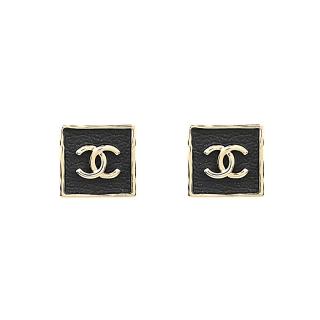 【CHANEL 香奈兒】CHANEL金字CC LOGO方框搭配皮革設計穿式耳環(金x黑)
