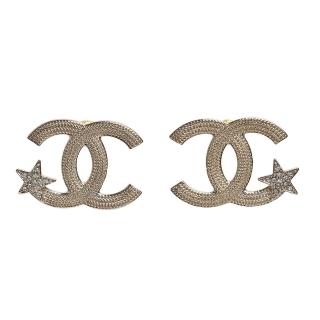 【CHANEL 香奈兒】經典水鑽星星點綴雙C LOGO刻紋造型穿式耳環(金色ABB491-OR)