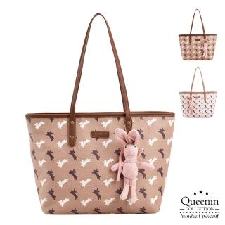 【DF Queenin】日系時尚滿版飛兔附可愛掛件手提大容量托特包-共2色