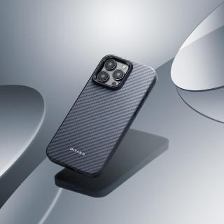 【PITAKA】iPhone15 ProMax 航太纖維磁吸軍規手機殼黑灰款(35g 全球最薄 MagSafe 防撞)