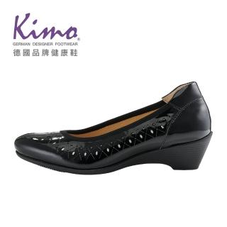 【Kimo】都市舒適柔軟簡約牛漆皮雕花低跟鞋 女鞋(黑色 KBCWF079093)