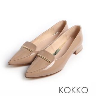 【KOKKO 集團】簡約金飾扣尖頭低跟漆皮包鞋(卡其色)