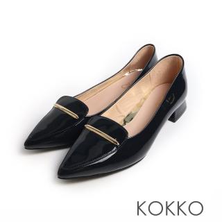 【KOKKO 集團】簡約金飾扣尖頭低跟漆皮包鞋(藍黑色)