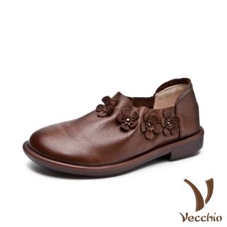 【Vecchio】真皮頭層牛皮復古立體花朵抓褶舒適軟底低跟休閒鞋(棕)