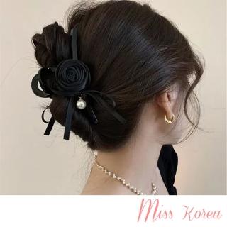 【MISS KOREA】珍珠髮夾/韓國設計優雅立體玫瑰花珍珠墜緞帶造型抓夾 髮夾 馬尾夾(2色任選)