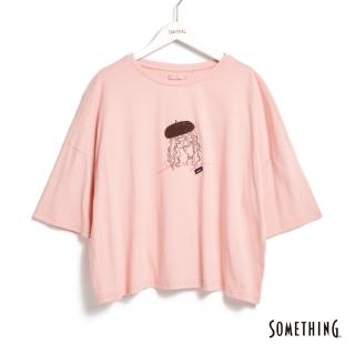 【SOMETHING】女裝 貝雷帽女孩刺繡短袖T恤(淡桔色)