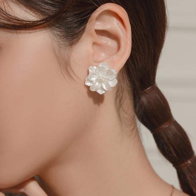 【OB 嚴選】立體雕花鑲嵌珍珠花朵925銀針耳環 《XA309》