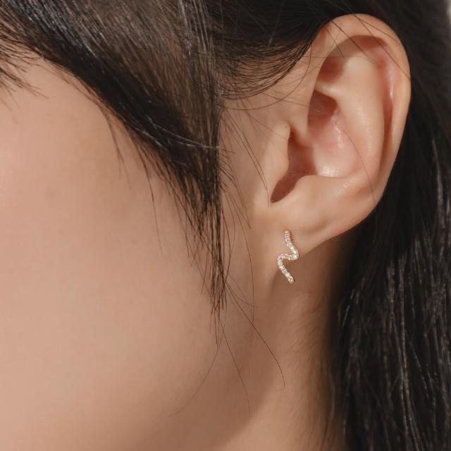 【OB 嚴選】迷你鋯石閃電造型925銀針耳環 《XA303》