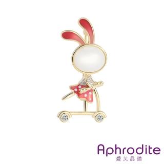 【Aphrodite 愛芙晶鑽】閃耀美鑽可愛小兔子滑板車造型胸針(美鑽胸針 小兔子胸針 滑板車胸針)