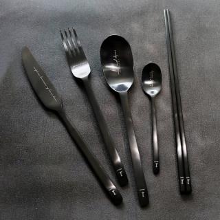 【樂邁家居】鈦金屬 黑色刻字餐具五件組(質感餐具/工業風/網美風格)