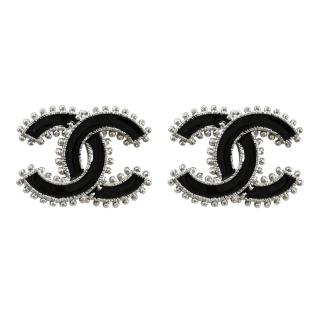【CHANEL 香奈兒】經典雙C LOGO滾花邊飾造型針式時尚耳環(黑/銀)