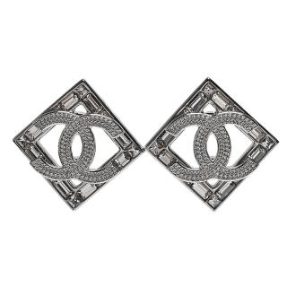 【CHANEL 香奈兒】經典雙C LOGO水鑽鑲飾菱形造型穿式耳環(銀色AB7874-ARG)