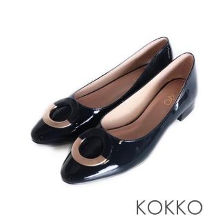 【KOKKO 集團】拼接圓形金屬飾釦微彎折漆皮低跟鞋(深藍色)