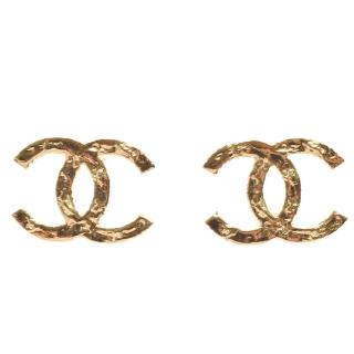 【CHANEL 香奈兒】經典不規則壓紋雙C LOGO造型穿式耳環(金色ABC502-OR)