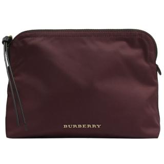 【BURBERRY 巴寶莉】簡約金屬LOGO尼龍流蘇手拿包萬用包(酒紅)