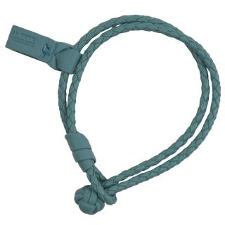 【BOTTEGA VENETA 寶緹嘉】簡約手工編織LOGO品牌吊飾雙圈手環(藍綠)