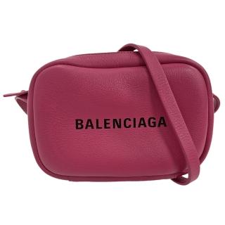 【Balenciaga 巴黎世家】經典EVERYDAY系列品牌字母烙印小牛皮相機斜背包(深桃紅-XS-489809-D6W2N-5760)