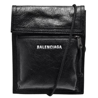 【Balenciaga 巴黎世家】經典Explorer系列品牌粗體字母烙印小羊皮斜背包(小-黑532298-DB5U5-1000)