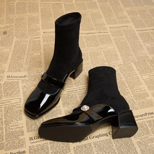 【JP Queen New York】時裝淑女珍珠扣彈力襪粗跟短靴(黑色)