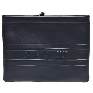 【Dior 迪奧】經典品牌LOGO浮印小牛皮拉鍊手拿包(黑S5543CGSB_M900)