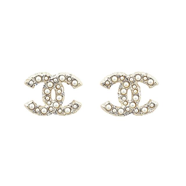 【CHANEL 香奈兒】CHANEL CC LOGO鑲嵌珍珠搭配鑲鑽設計穿式耳環(淡金)