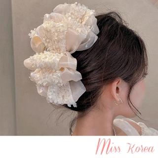 【MISS KOREA】蕾絲抓夾 緞面抓夾/韓國設計浪滿蕾絲花朵多層次緞面泡泡紗造型抓夾 馬尾夾(2色任選)
