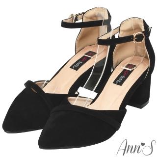 【Ann’S】柔美心動-絨面造型斜帶顯瘦繞踝寬楦尖頭鞋5.5cm(黑)