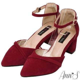 【Ann’S】柔美心動-絨面造型斜帶顯瘦繞踝寬楦尖頭鞋5.5cm(紅)