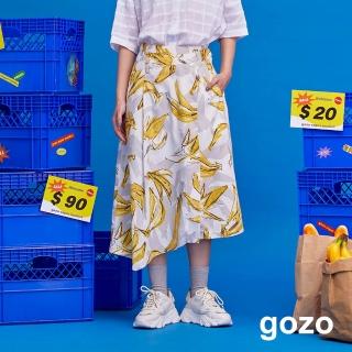 【gozo】質感香蕉印花斜裙(淺灰)