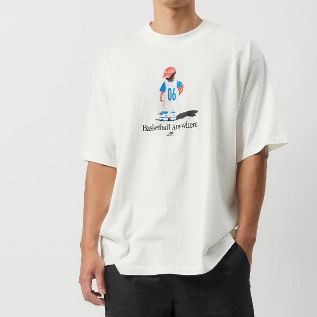 【NEW BALANCE】男款 白色 休閒 穿搭 塗鴉 小男款孩 籃球 T恤 上衣 短袖 MT33588SST