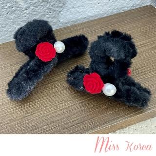 【MISS KOREA】玫瑰花髮夾 珍珠髮夾/韓國設計黑紅配色毛絨玫瑰花珍珠造型抓夾 馬尾夾 髮夾(2款任選)