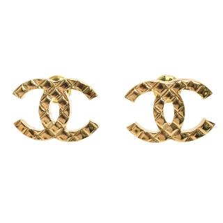 【CHANEL 香奈兒】經典菱格壓紋雙C LOGO造型穿式耳環(金色ABD035-OR)