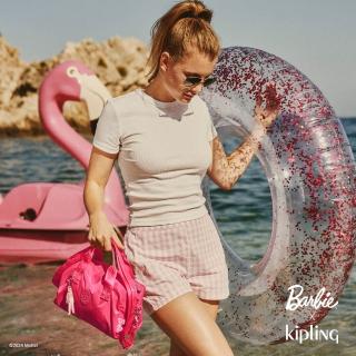 【KIPLING官方旗艦館】KIPLING x BARBIE 活力粉色中型圓筒手提肩背兩用包-BINA M