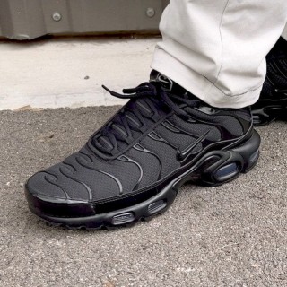 【NIKE 耐吉】運動鞋 休閒鞋 男鞋 AIR MAX PLUS 黑色 緩震 氣墊 波浪紋 反光(604133050)