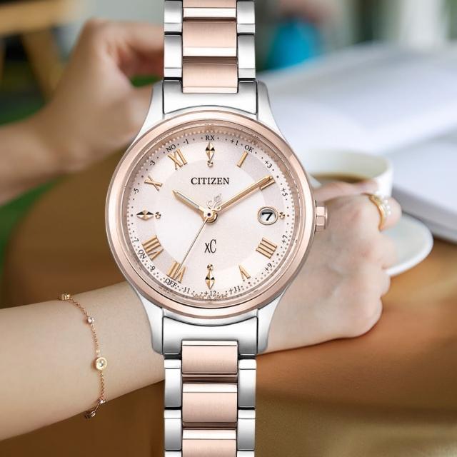 【CITIZEN 星辰】官方授權 xC 電波對時 鈦金屬 光動能時尚腕錶 母親節 禮物(ES9496-64W)
