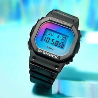 【CASIO 卡西歐】G-SHOCK 彩虹蒸鍍 漸變錶面電子錶(DW-5600SR-1)