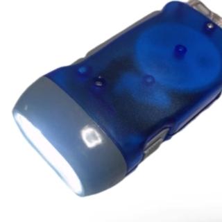 【Ainmax 艾買氏】桌上擺飾 多功能 手搖發電 LED 手電筒(免電池、超高效能手搖式充電)