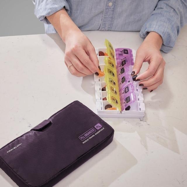 【Travelon】一周藥品收納盒+便攜袋 黑莓紫(藥盒 分裝盒 分藥盒)