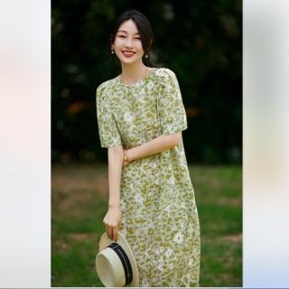 【AKARA】日系綠野碎花五分袖舒適裙連身洋裝