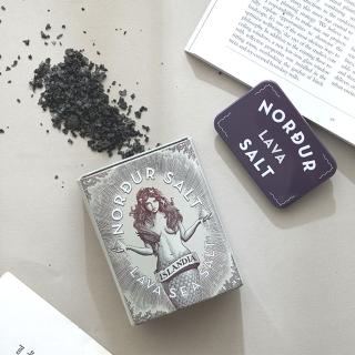 【NORDUR】冰島女神海鹽-黑鹽鐵盒100g(來自冰島環境保護區 海鹽 食用海鹽)