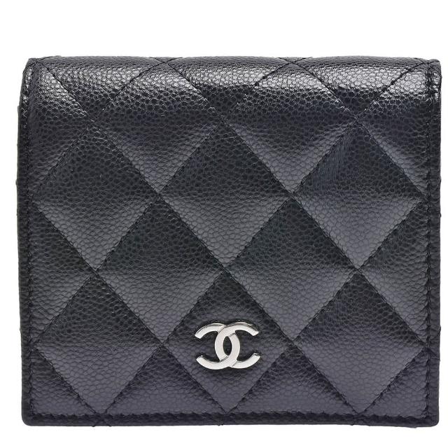 【CHANEL 香奈兒】經典銀色雙C LOGO菱格粒紋小牛皮對折短夾(黑色AP3178C-BLK-SS)